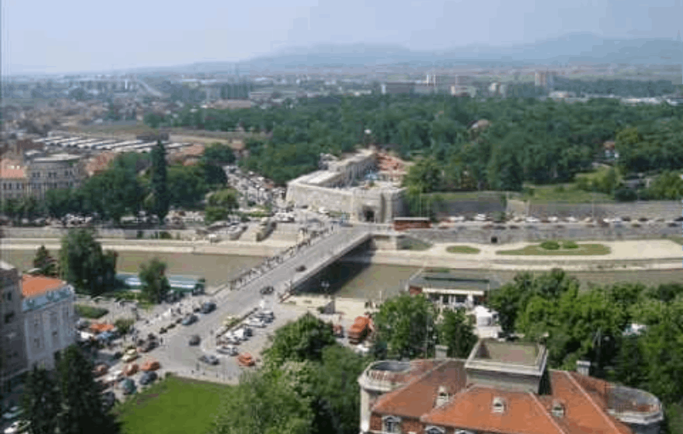 AUTOBUSKO STAJALIŠTE OBRUŠILO SE NA ČOVEKA U NIŠU: Više od STO KILOGRAMA palo na pešaka! 